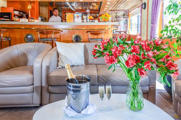 CroisiEurope MS La Belle de Cadix Lounge Bar with Dancefloor 9 ©Alberto Dastis.jpg